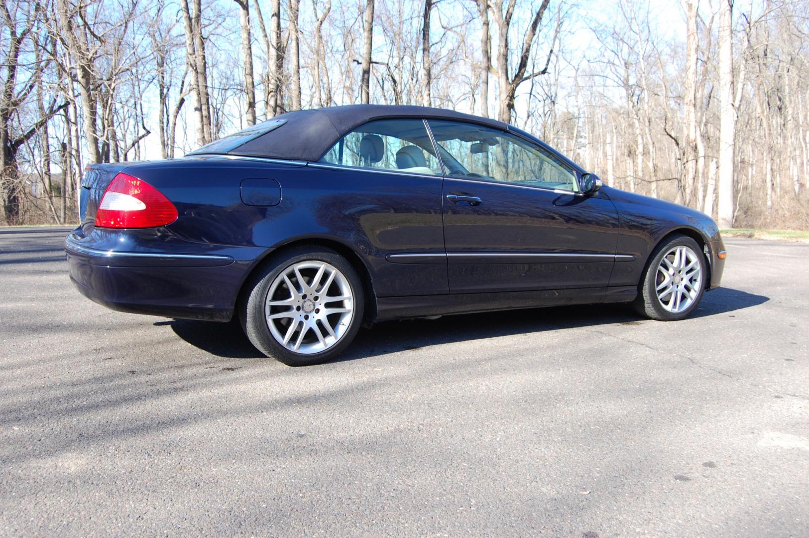 2009 Blue /Beige Mercedes-Benz CLK-Class (WDBTK56FX9T) with an 3.5 Liter engine, Automatic transmission, located at 6528 Lower York Road, New Hope, PA, 18938, (215) 862-9555, 40.358707, -74.977882 - 2009 Mercedes-Benz CLK 350 Convertible, low mileage, clean condition inside and out. 3.5 Liter V6 engine, automatic transmission, tilt wheel, cruise control, wood trim, 3 Master keys, dual heated power seats, windows, mirrors, central locking system, 19 " Alloy wheels, 4 good all season tires, AM/F - Photo#8